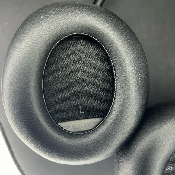 Urbanista Los Angeles Solar Powered Active Bluetooth Headphones - Picture 12 of 16